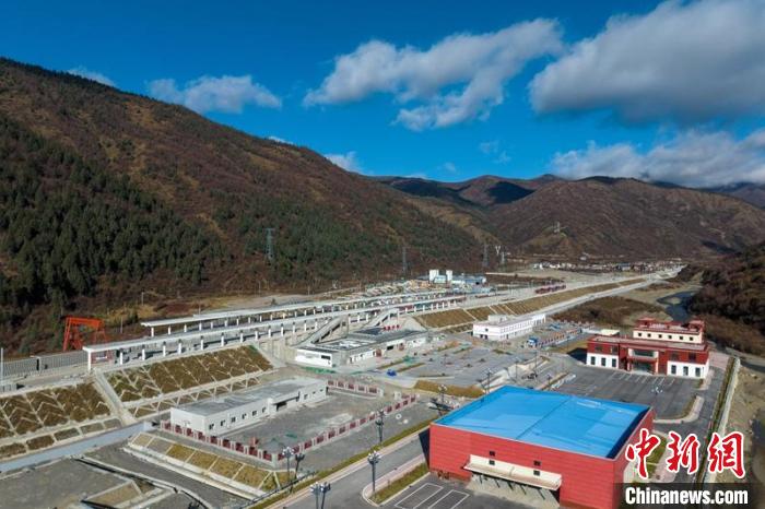 四川成都至甘肅蘭州鐵路最大車站鬆潘站鋼結構全部封頂