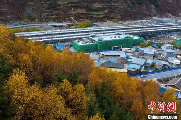 正在建設的成蘭(lan) 鐵路鬆潘站。　劉忠俊 攝