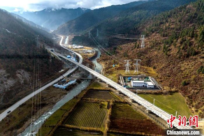 穿越山穀的成蘭(lan) 鐵路川主寺至黃勝關(guan) 段。　劉忠俊 攝