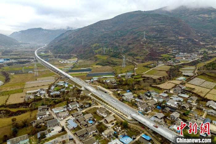 成蘭(lan) 鐵路鬆潘右所屯岷江雙線特大橋。　劉忠俊 攝