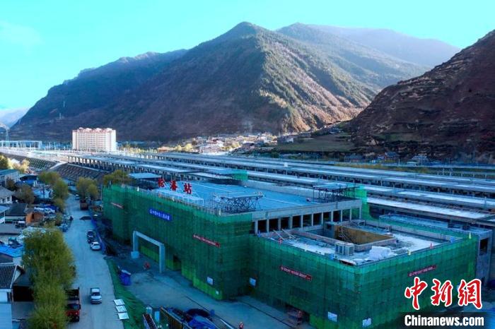 正在建設中的成蘭(lan) 鐵路鬆潘站。　劉忠俊 攝
