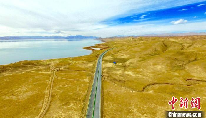 圖為(wei) 香日德至花石峽段公路擴建工程。(資料圖) 青海交控集團 供圖