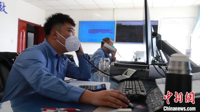 圖為(wei) 貨運調度人員與(yu) 外勤工作人員聯係掌握車輛裝載情況。　李生燕 攝