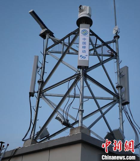 資料圖為(wei) 建在龍羊峽湖區內(nei) 的5G基站。　青海移動海南分公司供圖