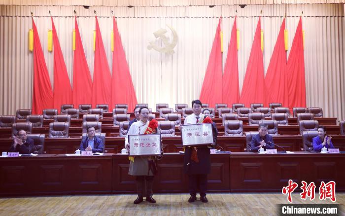 青海省玉樹州召開民族團結進步創建工作推進會(hui) 
