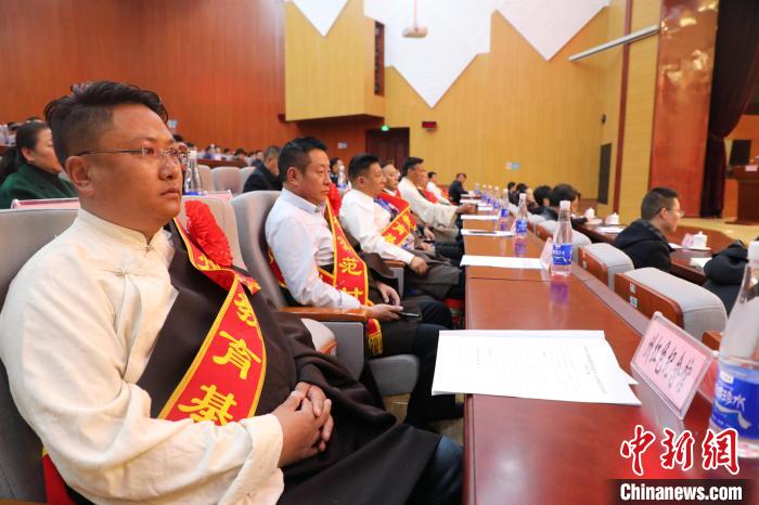 圖為(wei) 玉樹州民族團結進步創建工作推進會(hui) 現場。　胡貴龍 攝
