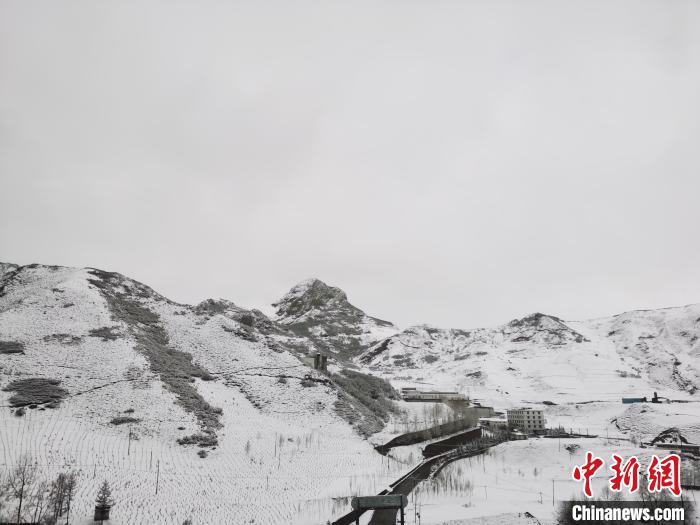 圖為(wei) 青海省東(dong) 南部的青沙山區域銀裝素裹。　張添福 攝