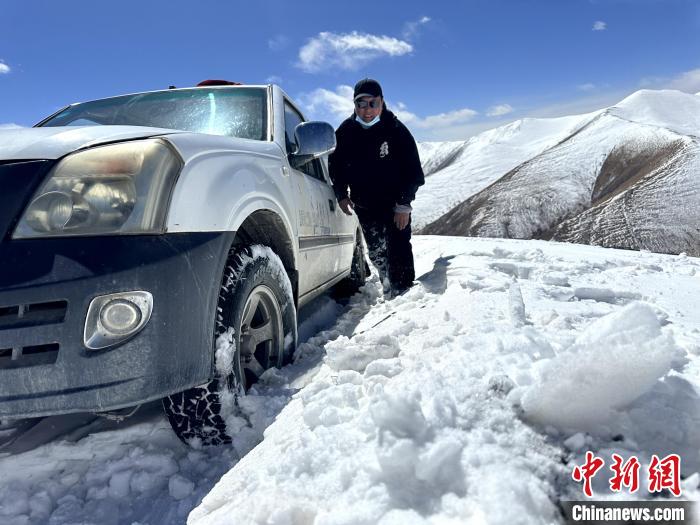 圖為(wei) 生態管護人員準備在雪地推車。　丁巴達傑 攝