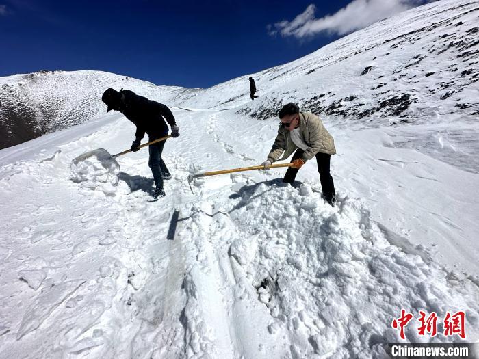 圖為(wei) 生態管護人員在巡護道路上清雪。　丁巴達傑 攝