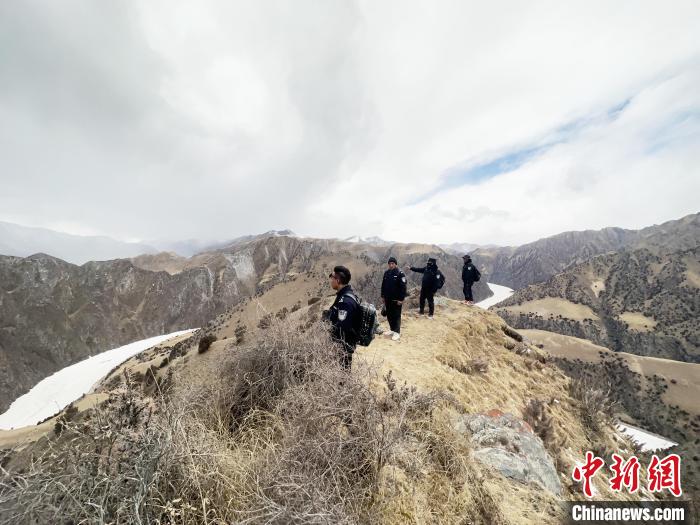 圖為(wei) 曲麻萊縣崗當村的生態管護人員開展巡護。　丁巴達傑 攝