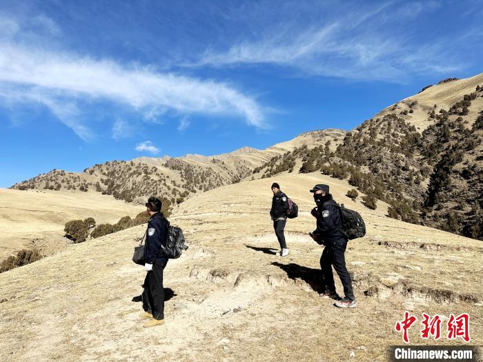 圖為(wei) 生態管護人員開展巡護。　丁巴達傑 攝
