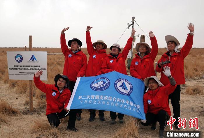 經過不懈努力，格爾木濕地站終於(yu) 建成，第二次青藏科考中科院空天院分隊向航拍無人機揮手合影。　<a target='_blank' href='https://www.easyfundingllc.com/'><p  align=