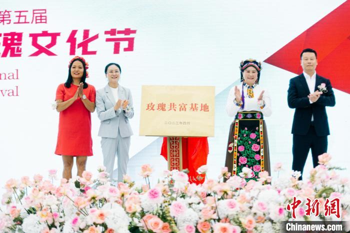 “玫瑰共富基地”正式揭牌 何偉(wei) 衛 攝