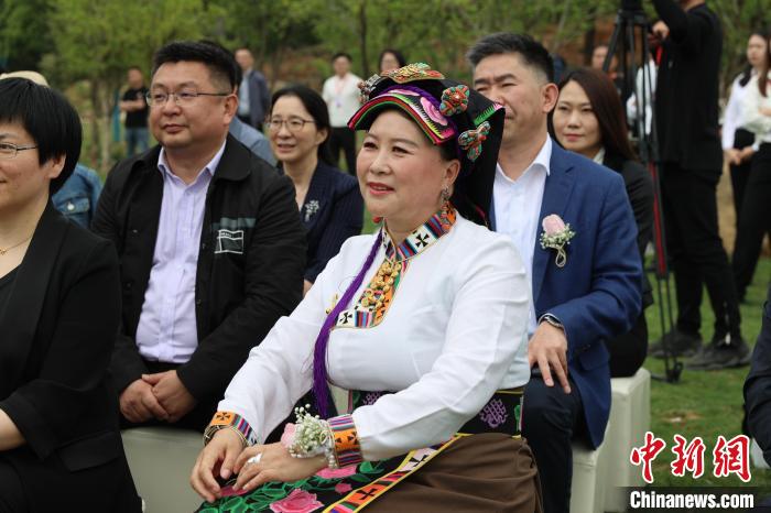 陳望慧參加第五屆國際玫瑰文化節 何偉(wei) 衛 攝