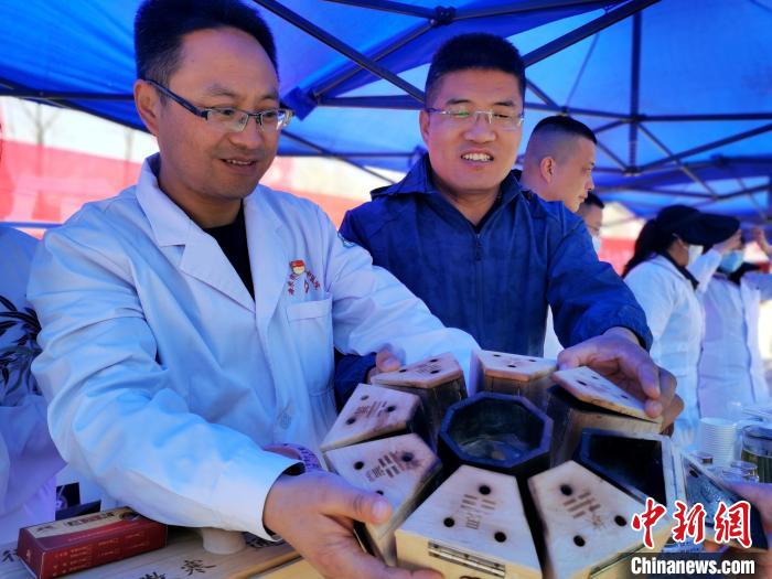 圖為(wei) 青海省海東(dong) 市樂(le) 都區中醫院八卦灸展示。　張添福 攝
