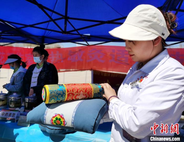 圖為(wei) 青海省互助縣的中藥枕頭。　張添福 攝