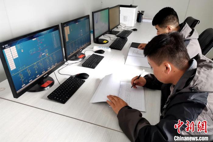 圖為(wei) 光伏發電項目升壓站監控室。　李雋 攝