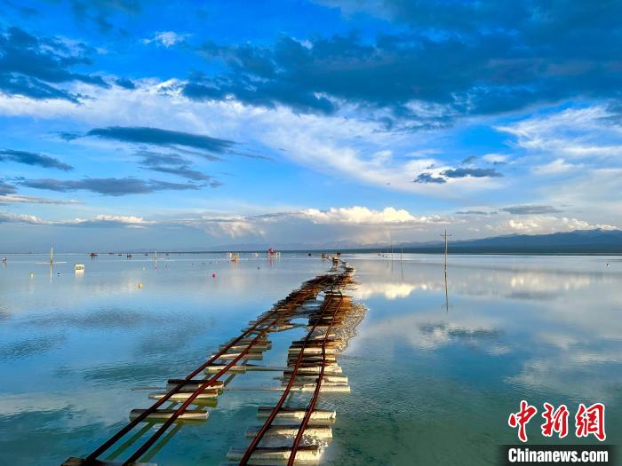 圖為(wei) 茶卡鹽湖景區風光。　劉洋 攝