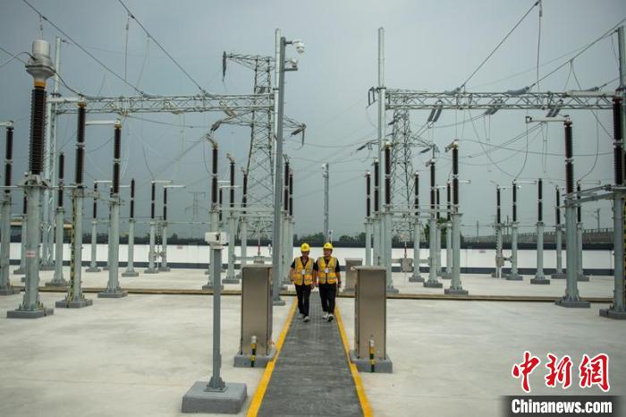 工作人員正在綿竹牽引變電所內(nei) 巡查設備受電運行情況。　劉忠俊 攝