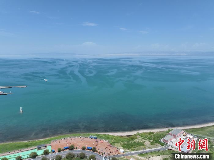 仲夏時節“高原藍寶石”青海湖美景引全國遊客打卡