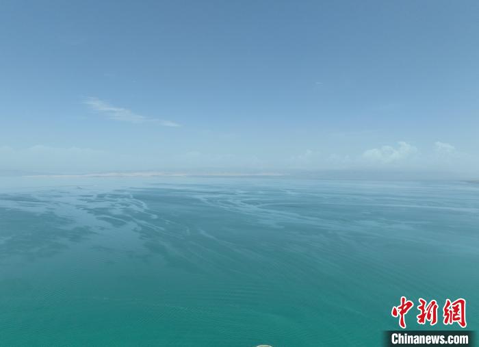 圖為(wei) 航拍仲夏時節，青海湖水天一色。　祁增蓓 攝