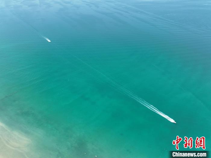 圖為(wei) 航拍仲夏時節，青海湖湖水碧波蕩漾。　祁增蓓 攝