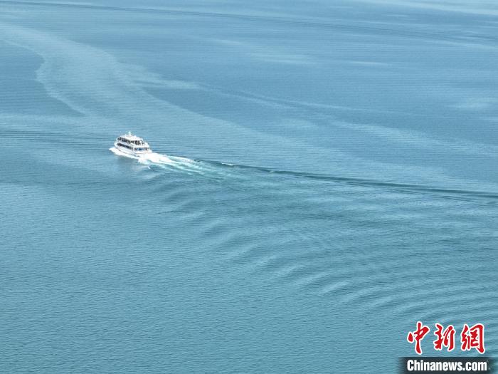 圖為(wei) 航拍仲夏時節，青海湖湖水碧波蕩漾。　祁增蓓 攝