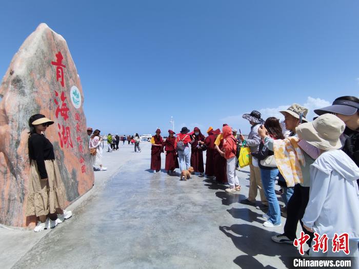 圖為(wei) 航拍青海湖美景引遊客拍照打卡。　祁增蓓 攝