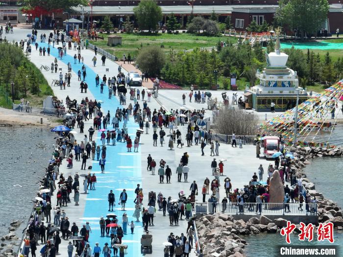 圖為(wei) 航拍青海湖二郎劍景區遊客眾(zhong) 多。　祁增蓓 攝