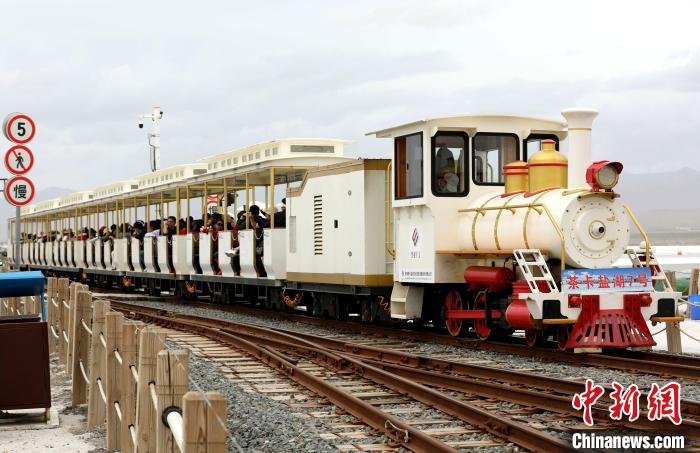 圖為(wei) 茶卡鹽湖的旅遊小火車。　薛蒂 攝