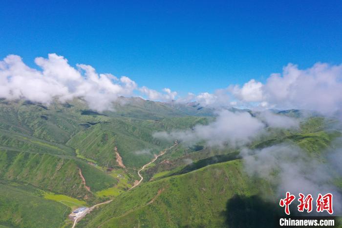 航拍青海果洛班瑪縣山間雲(yun) 霧繚繞