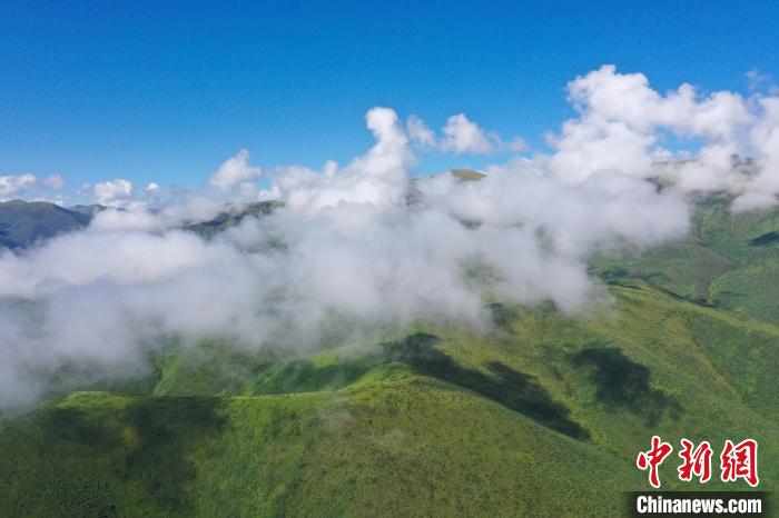 航拍賽來塘鎮山間雲(yun) 霧繚繞。　馬銘言 攝
