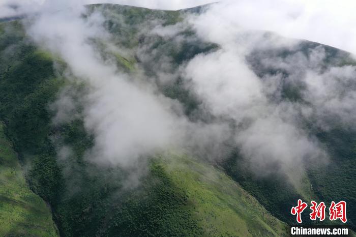 航拍賽來塘鎮山間雲(yun) 霧繚繞。　馬銘言 攝