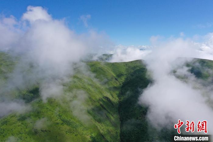 航拍賽來塘鎮山間雲(yun) 霧繚繞。　馬銘言 攝
