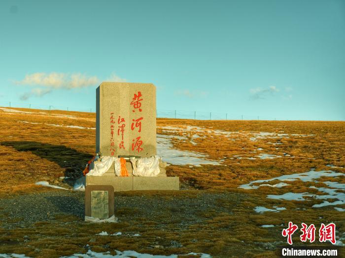 青海曲麻萊：黃河源頭秋色正濃天高雲(yun) 淡