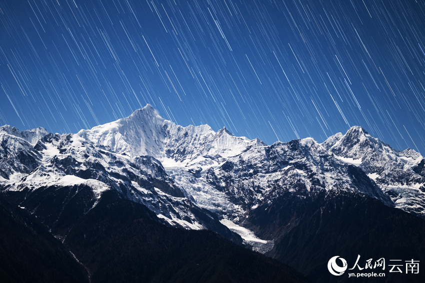 梅裏雪山“星河流淌”奇觀。趙一舟攝