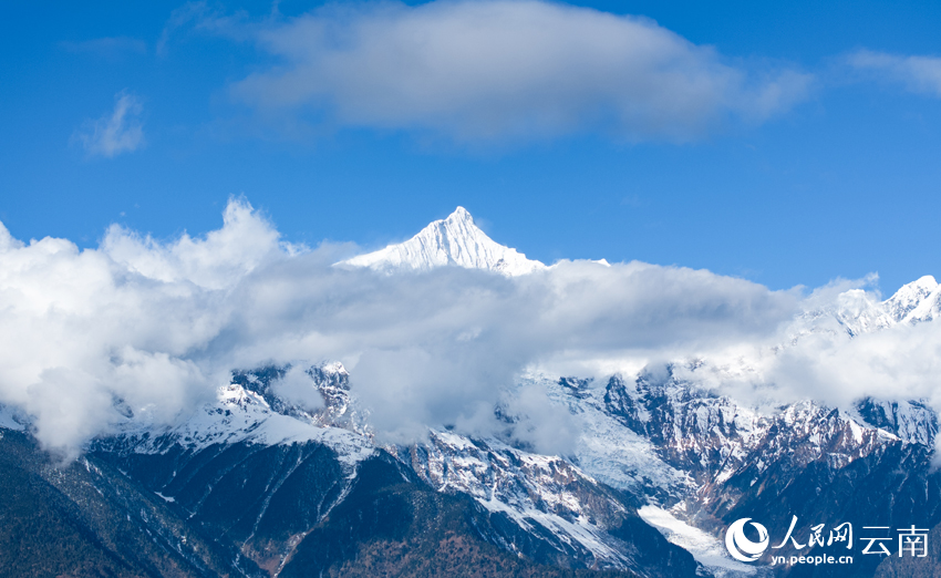 雲(yun) 遮霧繞的梅裏雪山。趙一舟攝