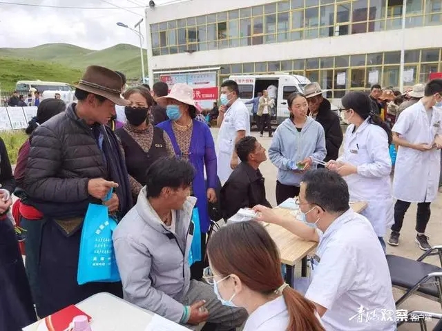 當地農(nong) 牧民參加免費健康體(ti) 檢（圖片轉自青海日報）.webp.jpg