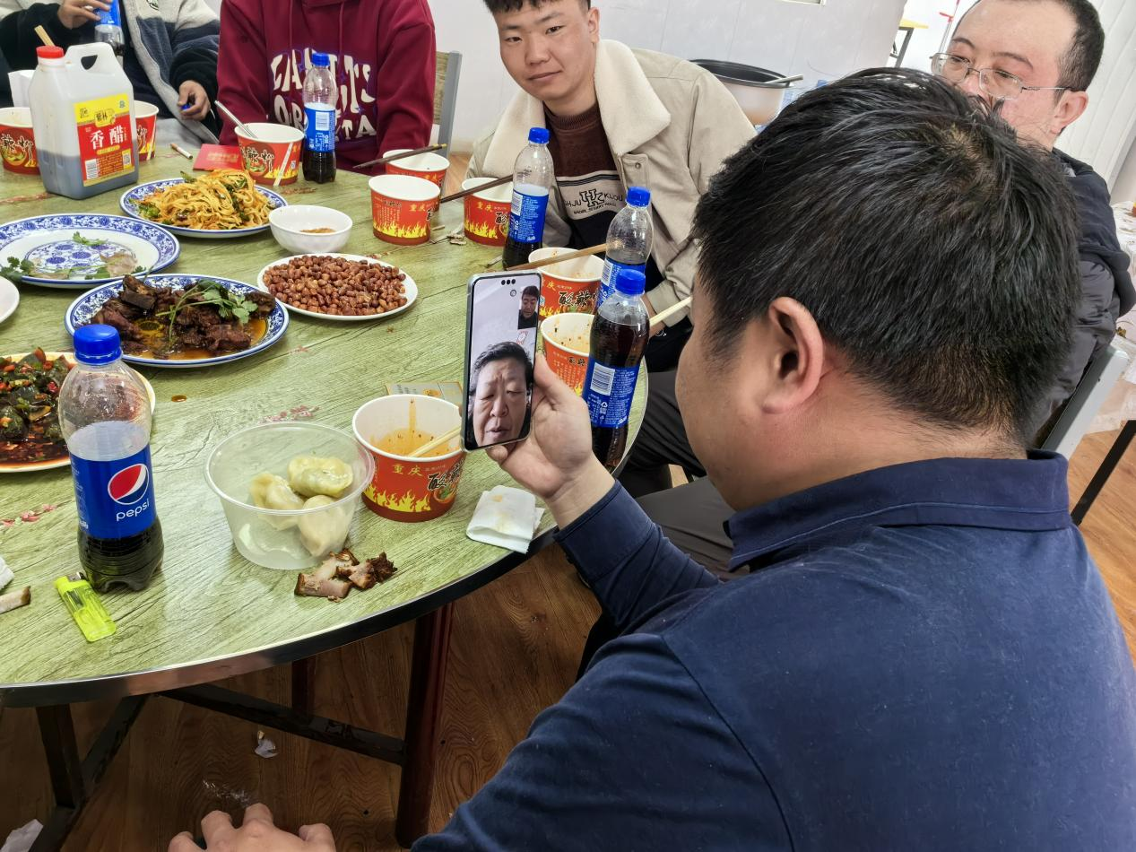 王玉琦與(yu) 家人視頻。王元明攝