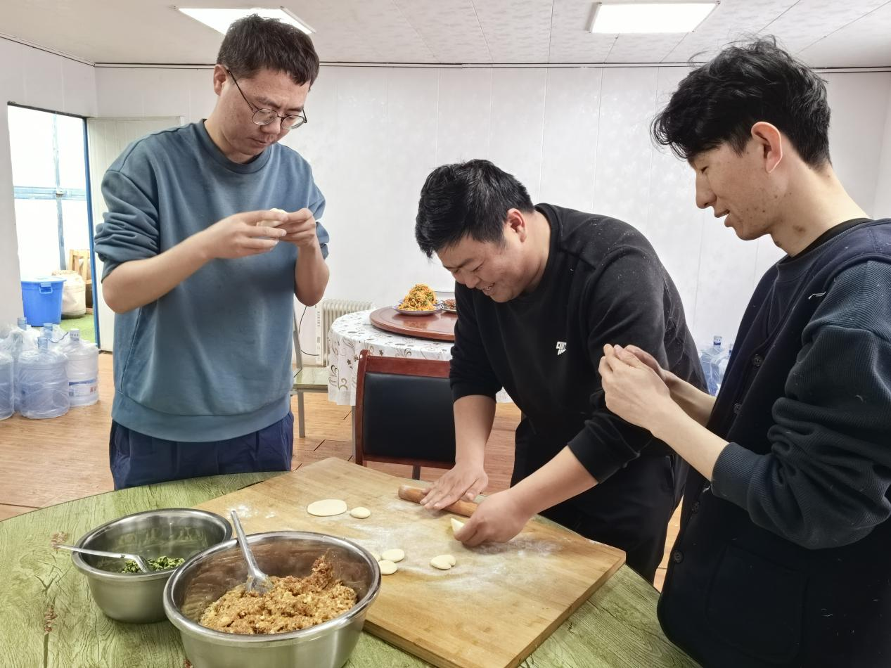 項目部裏包餃子。王元明攝