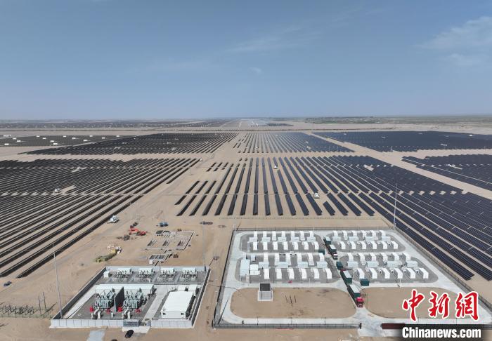 航拍全球首個(ge) 50兆瓦/100兆瓦時智能組串式構網型儲(chu) 能電站