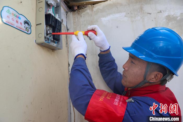 青海湖畔點亮萬(wan) 家燈火的藏漢雙語“電力衛士”