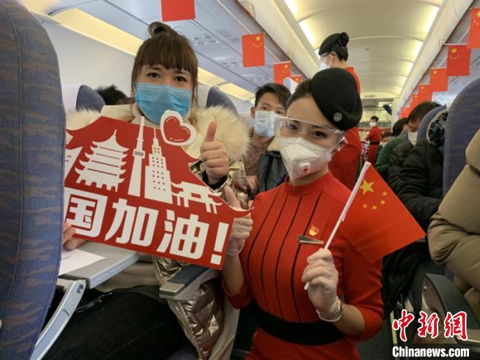 川航發出首個複工包機送高原建設者進藏