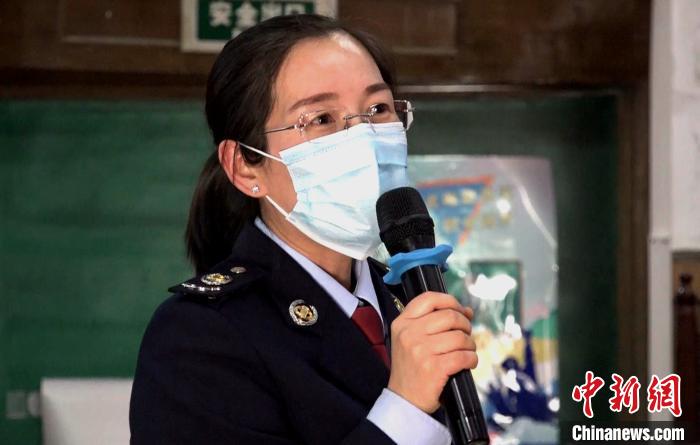 西藏稅務人為(wei) 當地大學生解“稅”事助力就業(ye) 創業(ye) 