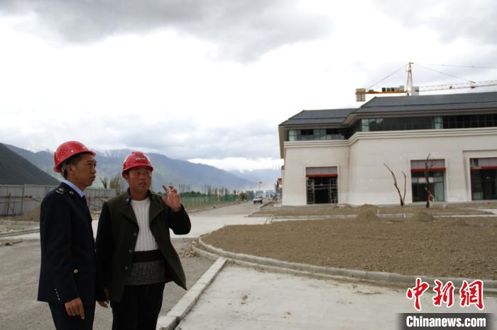 西藏米林稅務部門一對一服務企業(ye) 發展助推項目建設