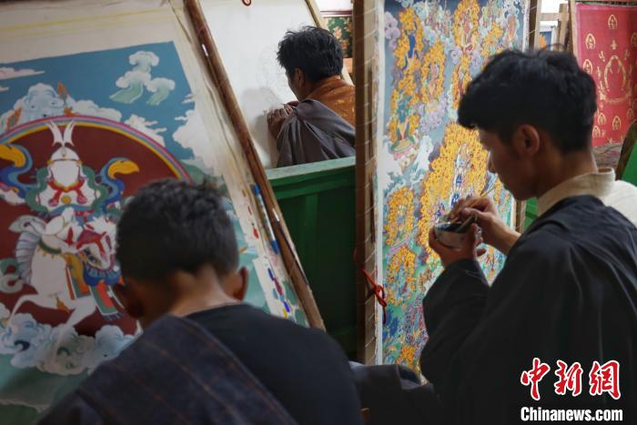 丁青縣象雄東(dong) 朵唐卡畫派家族傳(chuan) 承人羅布玉加的唐卡繪畫班。　江飛波 攝