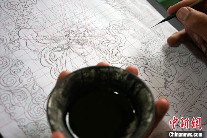 圖為(wei) 唐卡繪畫班學員按《造像度量經》繪製唐卡。　江飛波 攝