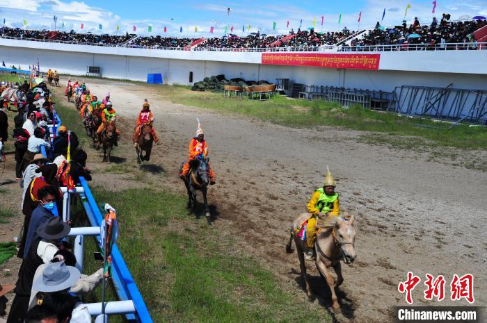 圖為(wei) 少年騎手騎乘沒有馬鞍的賽馬，靠雙腳夾住馬馳騁在跑道上。　張偉(wei)  攝