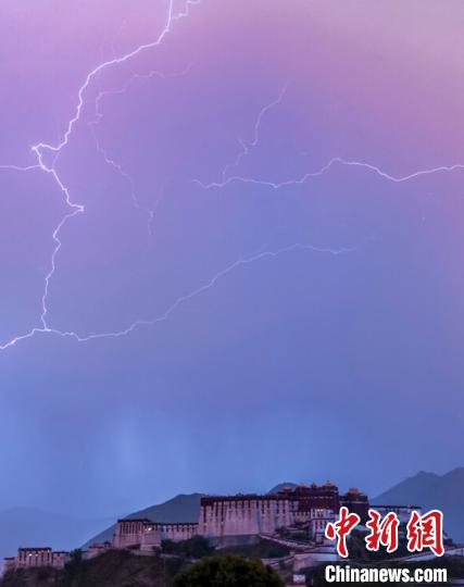 氣象部門透露，拉薩年平均雷暴日數達69.2天，是同緯度城市的1至2倍。西藏自治區氣象局 供圖