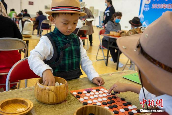 8月19日，在西藏拉薩雪頓節藏棋普及和表演活動上，土登諾布和3歲的弟弟索朗群培(左)現場對弈。<a target='_blank' href='https://www.chinanews.com/'><p  align=